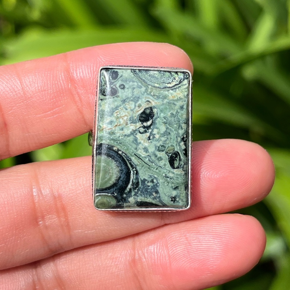 Size 7.5 925 silver plated rectangular Kambaba Jasper ring 2300